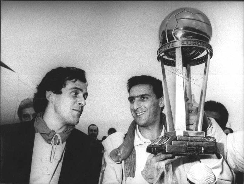 Qui con la coppa Intercontinentale edizione 1985. Accanto a Gaetano c&#39; Michel Platini (Dfp)